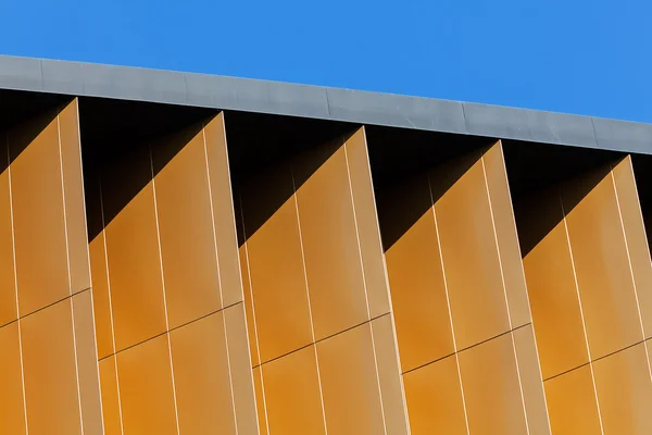Барвистий алюмінієвий фасад на великому торговому центрі — стокове фото