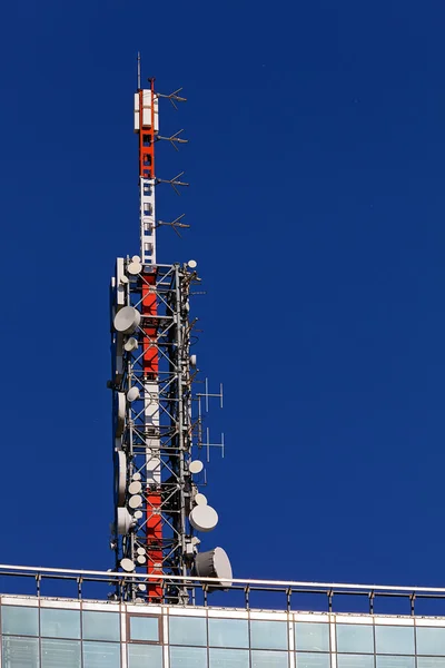 Antena de telecomunicações em um edifício — Fotografia de Stock