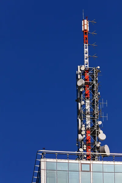 Телекоммуникационные антенны на башне — стоковое фото