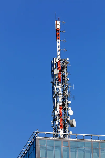Телекоммуникационная антенна на здании — стоковое фото