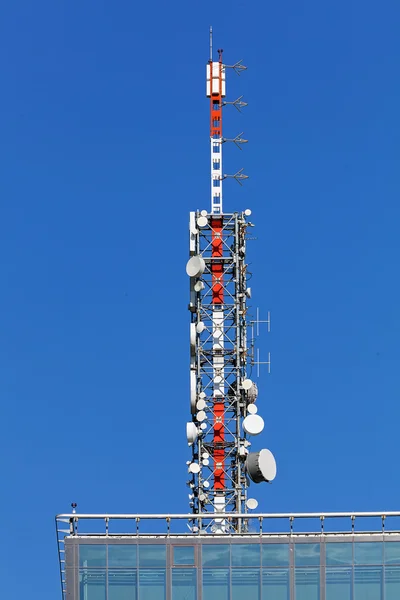 Телекоммуникационные антенны на здании — стоковое фото