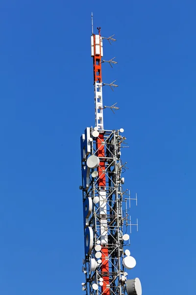 Antenas de telecomunicações na torre — Fotografia de Stock