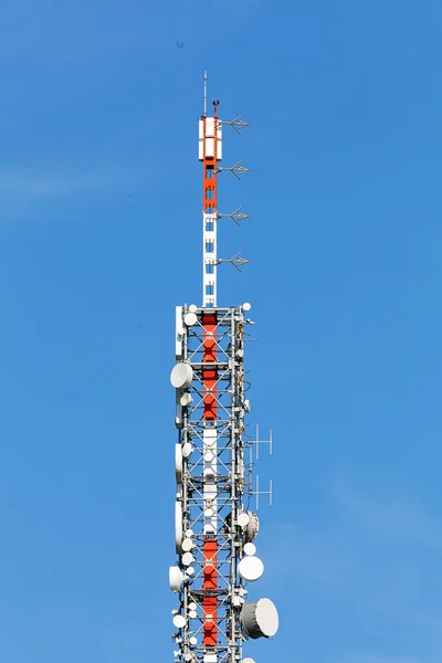 Κεραίες των τηλεπικοινωνιών στον πύργο — Φωτογραφία Αρχείου