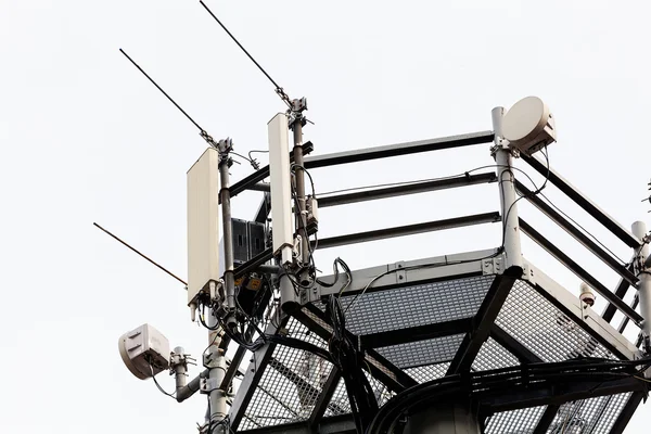 Anteny telekomunikacyjne na budynku — Zdjęcie stockowe