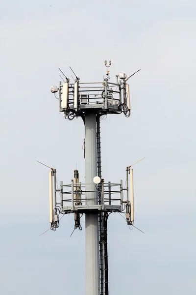 Telecommunicatie antennes op toren — Stockfoto