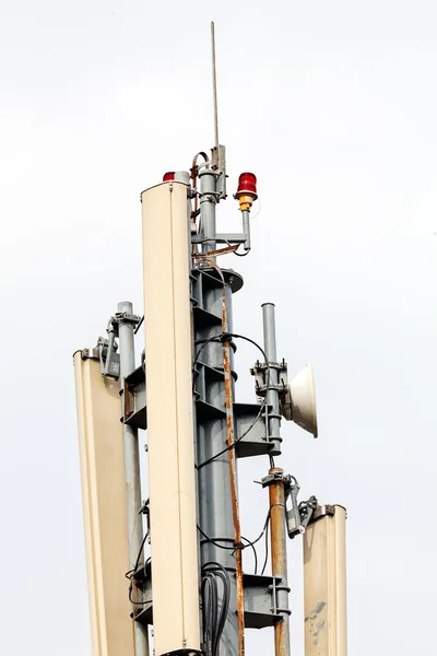 Κεραίες τηλεπικοινωνιών στην κορυφή πύργο κεραιών — Φωτογραφία Αρχείου