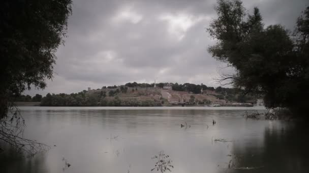 Décalage temporel de nuages spectaculaires et rapides au-dessus de Belgrade — Video