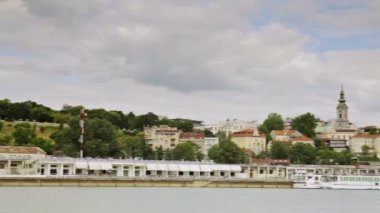 Zaman atlamalı dramatik hızlı hareketli bulutların üzerinde Belgrad