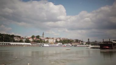 Zaman atlamalı dramatik hareketli bulutların üzerinde Belgrad