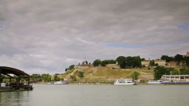 Temps écoulé entre Belgrade et la rivière Sava avec des nuages spectaculaires et rapides. Poêle lisse du monument Victor au centre-ville . — Video