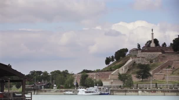 El lapso de tiempo de dramáticas nubes que se mueven rápidamente sobre Belgrado con el río Sava — Vídeos de Stock