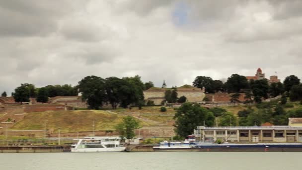 Tijdspanne van dramatische snel bewegende wolken boven Belgrado — Stockvideo