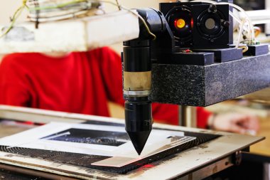 Kırmızı lazer Kesim Makinası