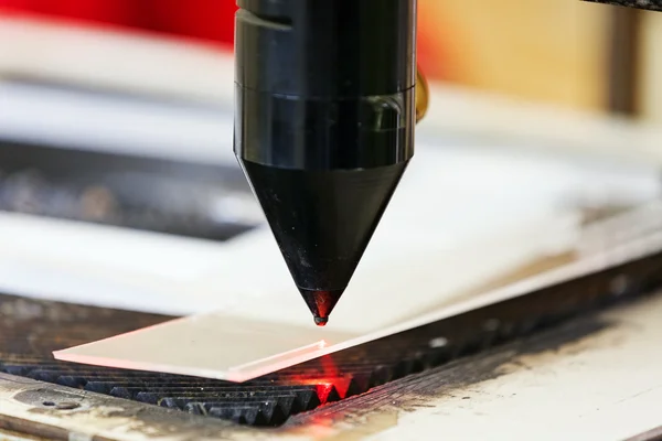 Červený laser na řezací stroj — Stock fotografie