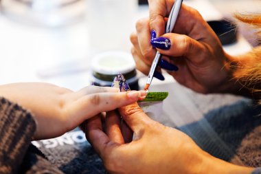 Bir tırnak salonu kadında