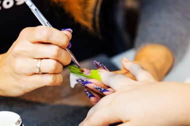 Bir tırnak salonu kadında