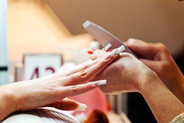 Bir tırnak salonu kadında