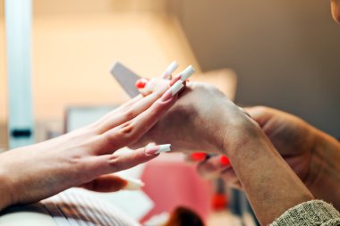 Bir tırnak salonu kadında