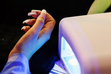 Bir tırnak salonu kadında