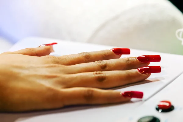 Kobieta w salon paznokci — Zdjęcie stockowe