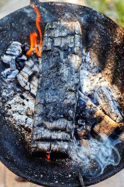 Ahşap bir barbacue yangın