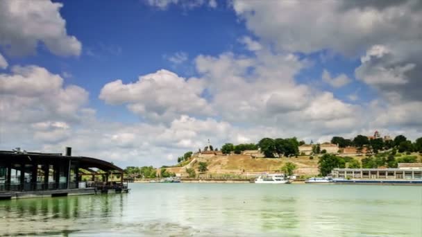 Tijdspanne van dramatische snel bewegende wolken boven Belgrado — Stockvideo