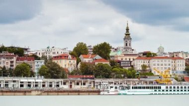 Zaman atlamalı Belgrad'ın şehrin eski kısmı üzerinde dramatik hareketli bulutlar