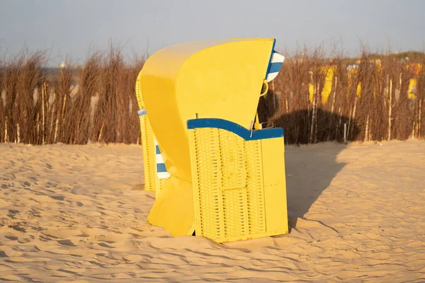 Close-up van strandstoelen op een zonnige herfstdag aan de Noordzee in Duitsland — Stockfoto