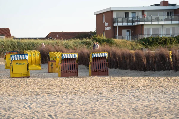 Cuxhaven - 13 september 2020: Cuxhaven, Duitsland. Close-up van strandstoelen op een zonnige dag, hotels op de achtergrond. over de Noordzee in Duitsland — Stockfoto