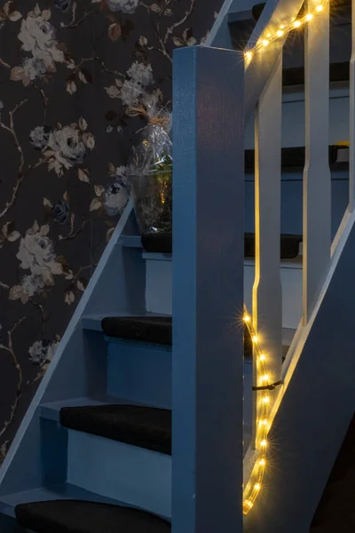Una Escalera Con Temática Navideña Una Guirnalda Luces Envuelta Alrededor — Foto de Stock