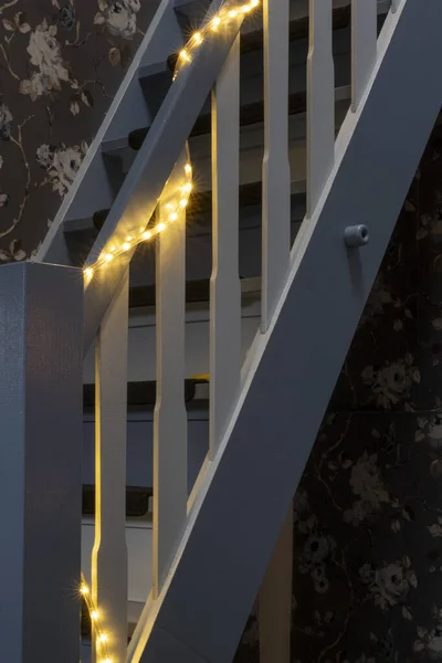 Escalier Sur Thème Noël Une Guirlande Lumières Enroulées Autour Des — Photo