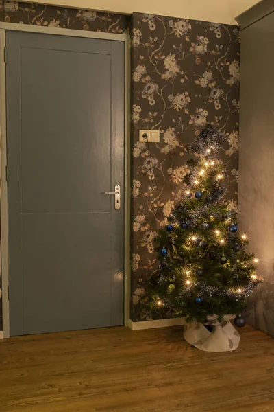 Hollandiában Frieslandben Január 2020 Szépen Berendezett Kék Konyha Karácsonyfával Hollandia — Stock Fotó