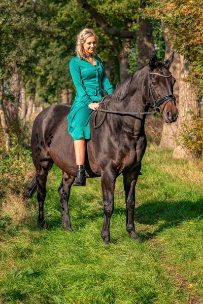 Chica Rubia Joven Vestido Verde Vintage Con Una Falda Grande — Foto de Stock