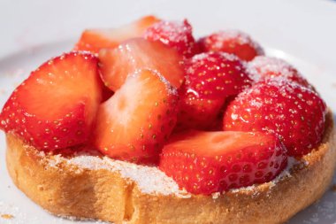 Beyaz tepside şekerli çilekli bir rusks. Seçici odak.