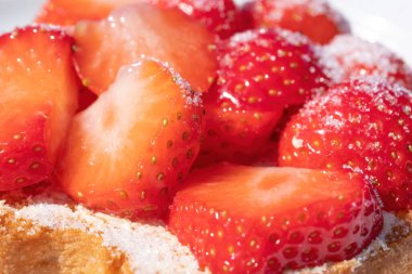 Beyaz tepside şekerli çilekli bir rusks. Yakın plan. Seçici odak.