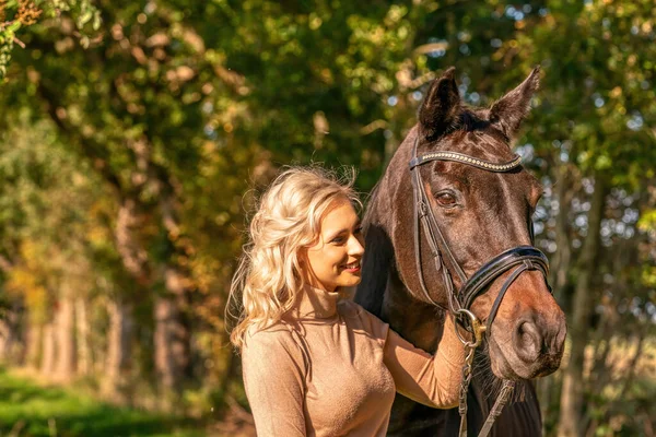 Frontansicht Porträt Eine Frau Legerer Kleidung Steht Mit Ihrem Pferd — Stockfoto