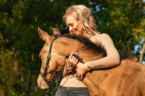 Porträt Einer Schönen Blonden Frau Mit Den Armen Den Hals — Stockfoto