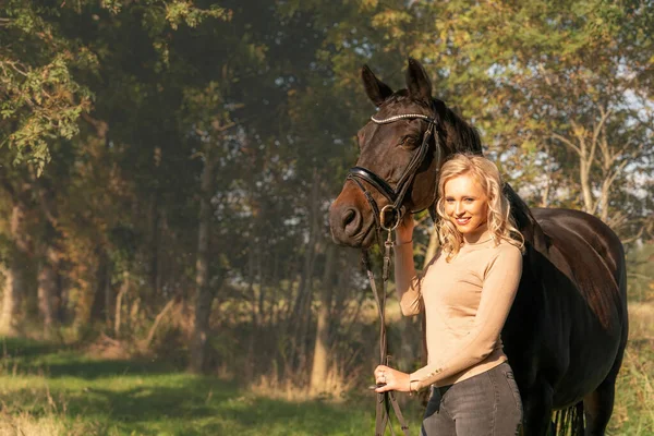 Frontansicht Porträt Eine Frau Legerer Kleidung Steht Mit Ihrem Pferd — Stockfoto