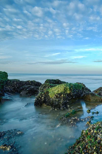蓝色的海上时间 海水和岩石的海景 令人印象深刻的蓝天 — 图库照片