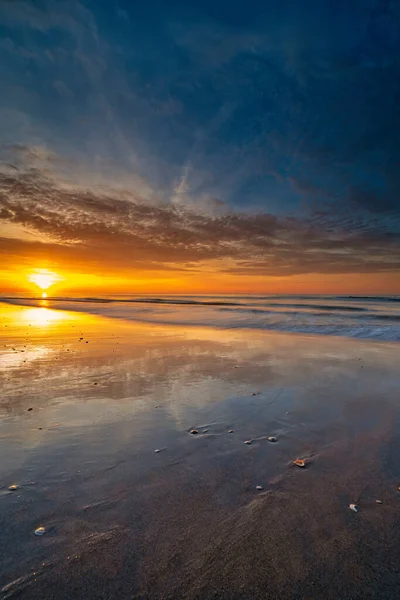 色彩艳丽的落日 在海水中反射出美丽的光芒 — 图库照片