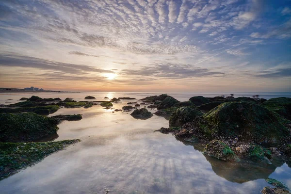 Prachtige Zonsondergang Het Strand Zeegezicht Met Een Indrukwekkende Blauwe Paarse — Stockfoto