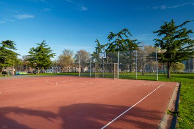 Lahey, 8 Kasım 2020. Lahey, Hollanda 'dan. Şehirde boş bir basketbol sahası. Ev tavsiyelerine uyun, Covid-19 salgını sırasındaki yeni normallik. Hollanda 'da..