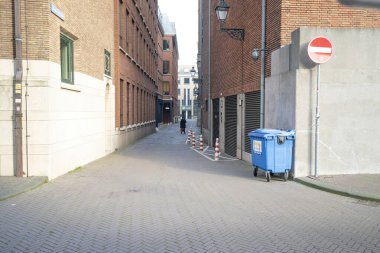 Lahey, 10 Kasım 2020 Lahey, Hollanda. Hollanda Hükümeti 'nin Corona virüs vakalarının yayılmasını azaltmak için uyguladığı sosyal mesafeli tedbirler nedeniyle Lahey' deki terk edilmiş alışveriş merkezi..