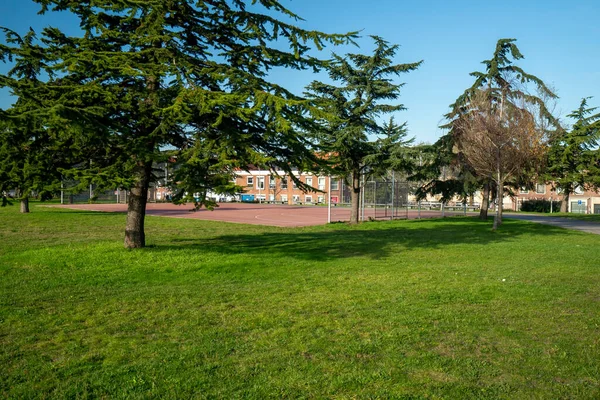 Lahey, 8 Kasım 2020. Lahey, Hollanda 'dan. Şehirde boş bir basketbol sahası. Ev tavsiyelerine uyun, Covid-19 salgını sırasındaki yeni normallik. Hollanda 'da..