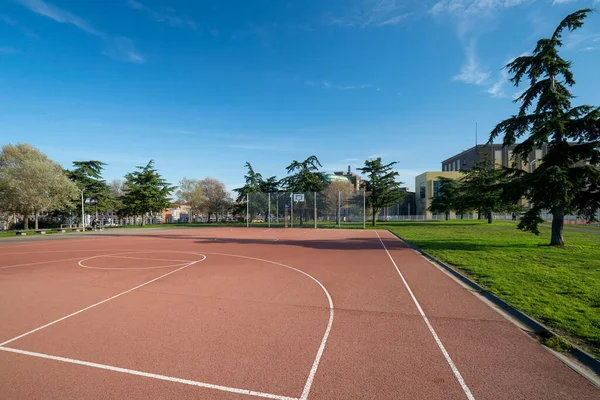 Lahey, 8 Kasım 2020. Lahey, Hollanda 'dan. Şehirde boş bir basketbol sahası. Evde kalıp tavsiyeye uy, yeni normal. Hollanda 'da..