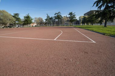 Lahey, 8 Kasım 2020. Lahey, Hollanda 'dan. Şehirde boş bir basketbol sahası. Ev tavsiyelerine uyun, Covid-19 salgını sırasındaki yeni normallik. Hollanda 'da.