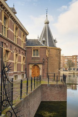 Lahey, Hollanda - 10 Kasım 2020: Başkan Mark Rutte 'nin kulesi. Göletteki suda yansıyan yansımayla. Parlamento seçim yürüyüşü 2021.