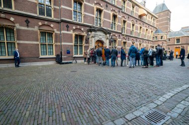 Lahey, Hollanda - 10 Kasım 2020: Covid-19 'un kapatılması nedeniyle avluda basın toplantısı düzenlendi. Mikrofonlar ve kameralarla. Bazılarının ağız maskesi var.