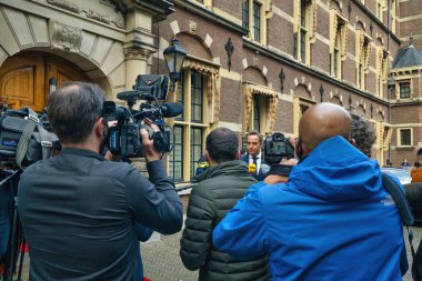 Lahey, Hollanda - 10 Kasım 2020: Covid-19 'un kapatılması nedeniyle avluda basın toplantısı düzenlendi. Mikrofonlar ve kameralarla. Bazılarının ağız maskesi var.