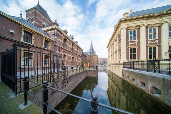 La Haya, Países Bajos - 10 de noviembre de 2020: Torre del Presidente Mark Ruttes. Con agua del estanque de la corte y edificios al lado. Elecciones parlamentarias marzo 2021 —  Fotos de Stock